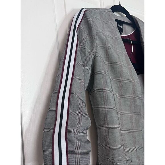 XOXO 2 piece pinstriped blazer and pants size small - Picture 3 of 11